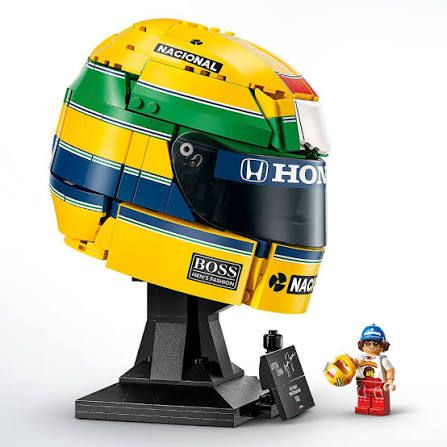 Size comparison between LEGO F1 helmet sets
